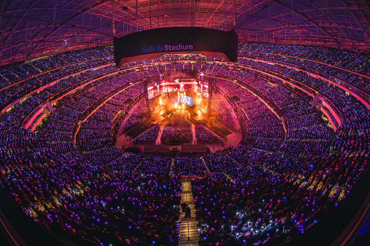 tictactoethecat's tweet photo. ภาพบรรยากาศคอนเสิร์ตบังทันมองจากมุมไหนก็ขนลุก ตอนนี้เข้าใจแล้วว่าทำไมทีมงานต้องเก็บภาพพวกนี้ไว้ มันคือความภาคภูมิใจอ่า ไม่ใช่วงไหนก็จะลอกเลียนแบบได้ คอนเสิร์ตสเตเดียม 360° ทุกเมืองมีอย่างน้อย 2 วัน วงที่ไม่เคยต้องอายใครเพราะได้รับพลังซัพพอร์ตจากแฟนคลับทั้งออนไลน์และชีวิตจริง https://t.co/AQI7nOp0JV