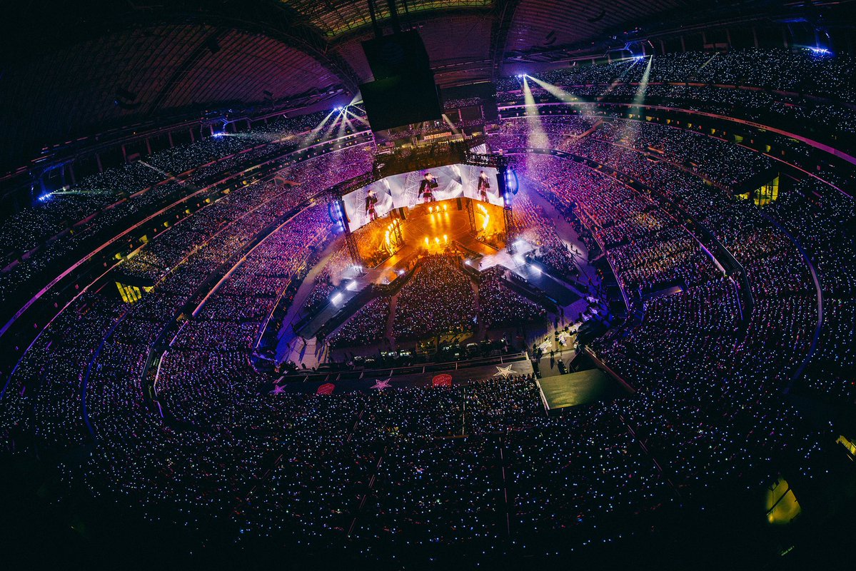 tictactoethecat's tweet photo. ภาพบรรยากาศคอนเสิร์ตบังทันมองจากมุมไหนก็ขนลุก ตอนนี้เข้าใจแล้วว่าทำไมทีมงานต้องเก็บภาพพวกนี้ไว้ มันคือความภาคภูมิใจอ่า ไม่ใช่วงไหนก็จะลอกเลียนแบบได้ คอนเสิร์ตสเตเดียม 360° ทุกเมืองมีอย่างน้อย 2 วัน วงที่ไม่เคยต้องอายใครเพราะได้รับพลังซัพพอร์ตจากแฟนคลับทั้งออนไลน์และชีวิตจริง https://t.co/AQI7nOp0JV