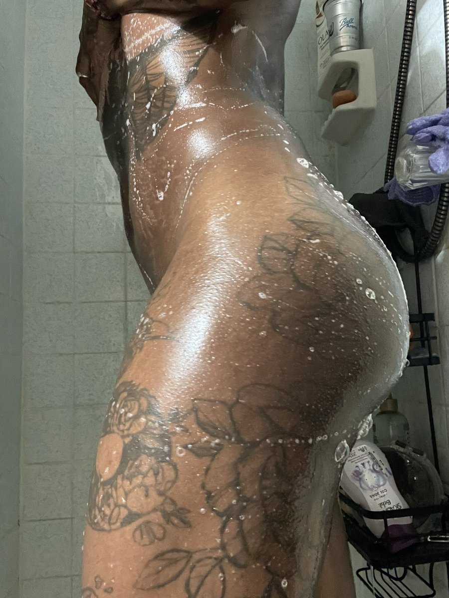 Omiin999's tweet photo. Miss me? Let’s make some more bubbles 🫧💦🧼🥵🥰😉wanna see more? Link in bio 🔗 #chocolategoddess #Discoverme #wlw #lesbian #nsfw #linkinbio #spicycontent #queer #animeㅤㅤㅤㅤ #weeb #darkskin #ebony #tattoos #alternative #piercings https://t.co/7LBPxXpn59