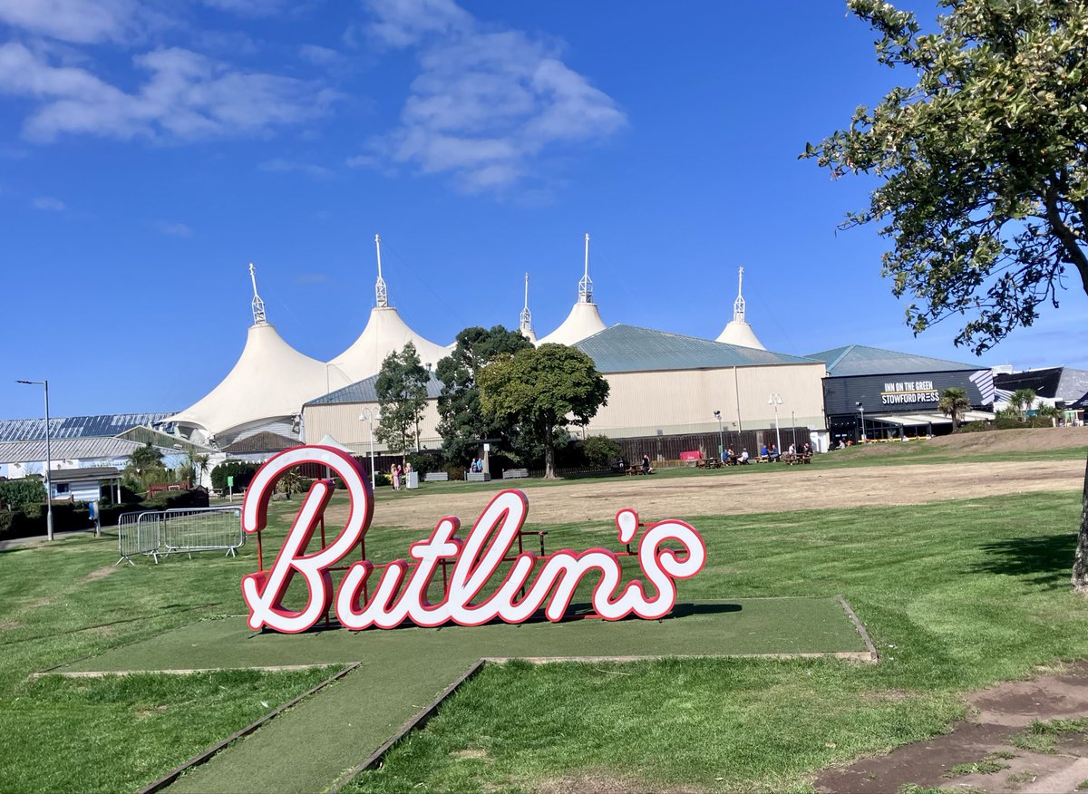 iamCazMac's tweet photo. Loved @realthinguk last night, amazing as always, sounding just like they did back in the day #YouToMeAreEverything Beautiful sunny day here in #Minehead Another mad weekend at #Butlins #WeLoveThe70โs #Day2 https://t.co/NTymvMKTtF