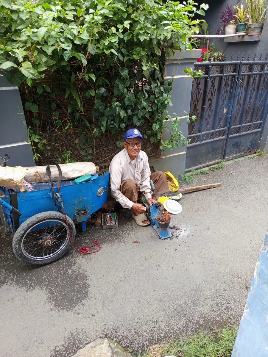 RichHealthyFun's tweet photo. Tukang las piring masih pake kayu bakar, di 2026 ini masih ada loh. Monggo warga Ciracas Jakarta Timur kalau ketemu Bapak ini dilarisin ya.

Warga bantu warga. https://t.co/oigdAA5pb6