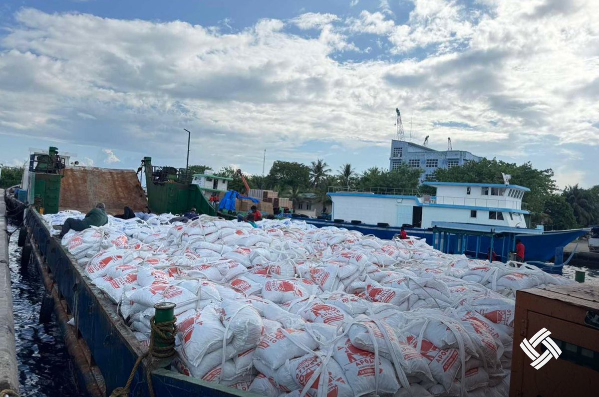 rdcmaldives's tweet photo. ޕަބްލިކް ސެކްޓަރ އިންވެސްޓްމަންޓް ޕްރޮގްރާމްގެ ދަށުން، ހއ. ފިއްލަދޫ އަދި ހއ. ކެލާގައި ހިންގުމަށް ހަމަޖެހިފައިވާ މަޝްރޫއުތަކަށް ބޭނުންވާ ސާމާނު ފޮނުވުމުގެ މަސައްކަތް ދަނީ ކުރަމުންނެވެ.

#TeamRDC https://t.co/AqUVZQCfa9