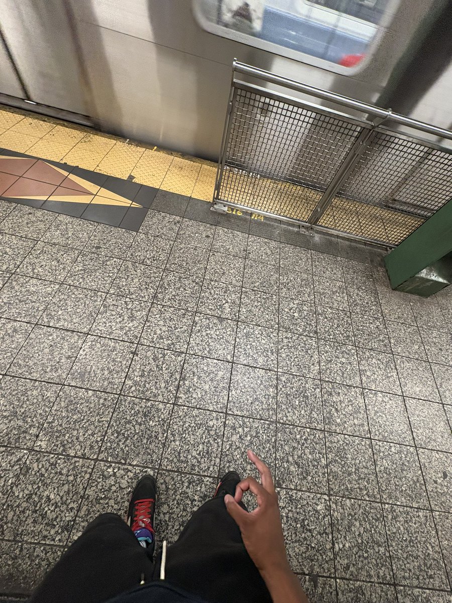 KahleilD's tweet photo. NYC i'm back inside u 😩 we can start labor day from now https://t.co/n50EzPmPJH