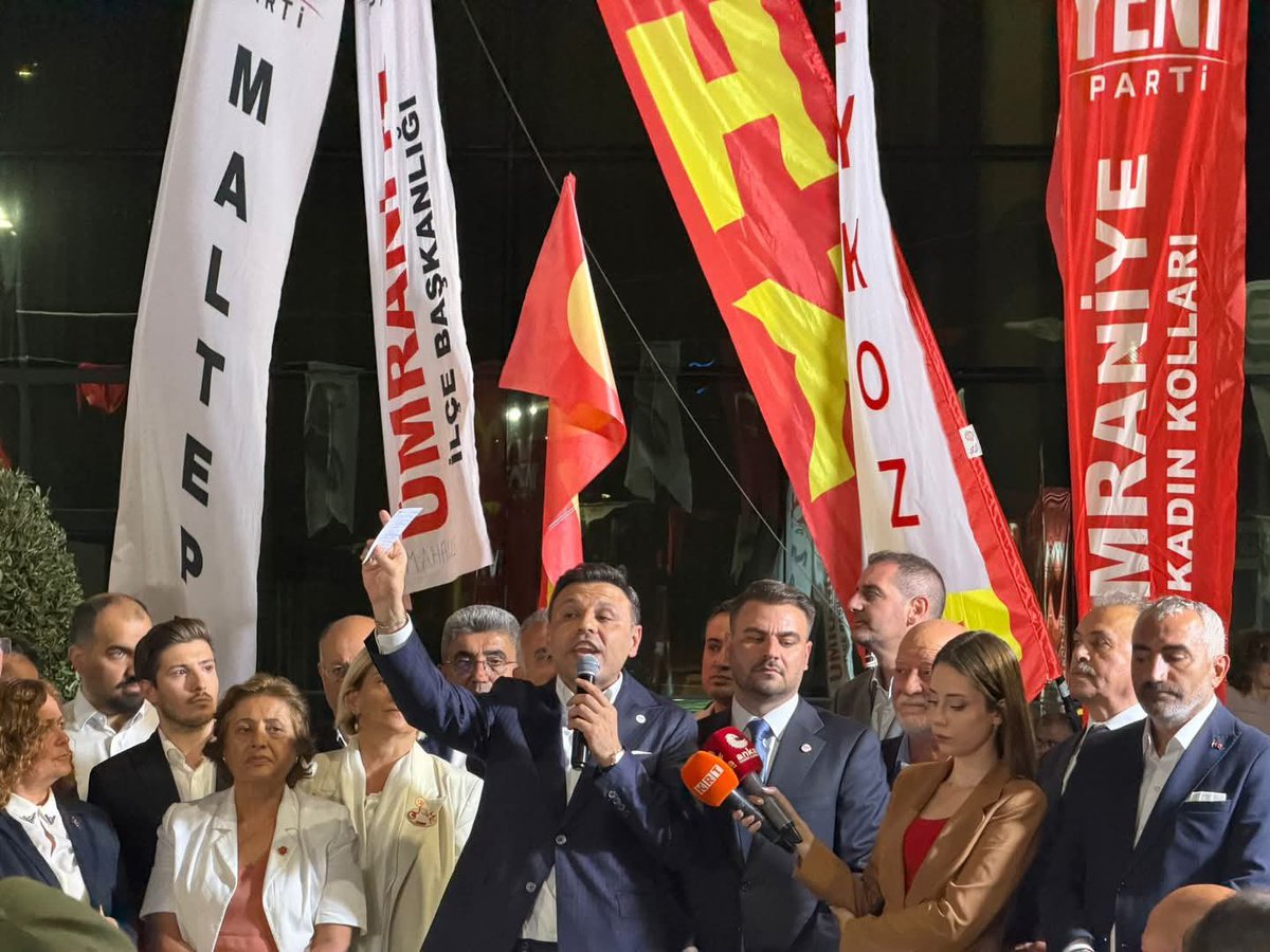 yenipartifatih's tweet photo. Üsküdar’daydık. 

Bugün türlü hukuksuzluklarla sandığı değersizleştirenler, yapılacak ilk seçimde milletimiz karşısında daha büyük yenilecekler! 

Onurlu Üsküdar halkıyla ve yol arkadaşlarımızla birlikte, antidemokratik uygulamalara ve bu anlayışı sürdürmeye çalışanlara karşı sesimizi yükselttik.

Halkın iradesinin üzerinde hiçbir güç tanımıyoruz.

Omuz omuza mücadelemizi sürdüreceğiz.
Mutlaka ama mutlaka kazanacağız!

Selam olsun Sinem Dedetaş Başkanımıza.

YENİ Parti