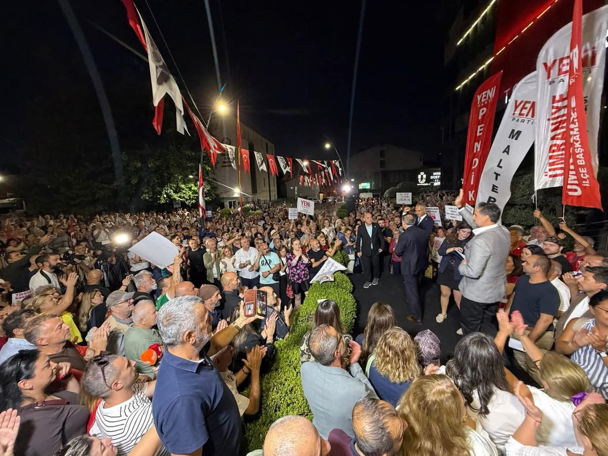 yenipartifatih's tweet photo. Üsküdar’daydık. 

Bugün türlü hukuksuzluklarla sandığı değersizleştirenler, yapılacak ilk seçimde milletimiz karşısında daha büyük yenilecekler! 

Onurlu Üsküdar halkıyla ve yol arkadaşlarımızla birlikte, antidemokratik uygulamalara ve bu anlayışı sürdürmeye çalışanlara karşı sesimizi yükselttik.

Halkın iradesinin üzerinde hiçbir güç tanımıyoruz.

Omuz omuza mücadelemizi sürdüreceğiz.
Mutlaka ama mutlaka kazanacağız!

Selam olsun Sinem Dedetaş Başkanımıza.

YENİ Parti