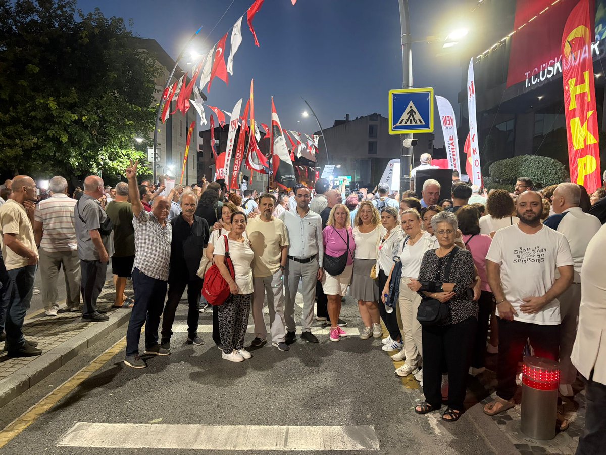 yenipartifatih's tweet photo. Üsküdar’daydık. 

Bugün türlü hukuksuzluklarla sandığı değersizleştirenler, yapılacak ilk seçimde milletimiz karşısında daha büyük yenilecekler! 

Onurlu Üsküdar halkıyla ve yol arkadaşlarımızla birlikte, antidemokratik uygulamalara ve bu anlayışı sürdürmeye çalışanlara karşı sesimizi yükselttik.

Halkın iradesinin üzerinde hiçbir güç tanımıyoruz.

Omuz omuza mücadelemizi sürdüreceğiz.
Mutlaka ama mutlaka kazanacağız!

Selam olsun Sinem Dedetaş Başkanımıza.

YENİ Parti