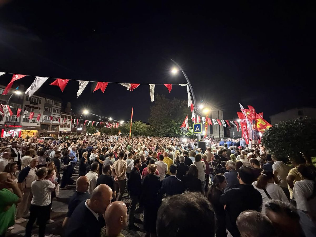 yenipartifatih's tweet photo. Üsküdar’daydık. 

Bugün türlü hukuksuzluklarla sandığı değersizleştirenler, yapılacak ilk seçimde milletimiz karşısında daha büyük yenilecekler! 

Onurlu Üsküdar halkıyla ve yol arkadaşlarımızla birlikte, antidemokratik uygulamalara ve bu anlayışı sürdürmeye çalışanlara karşı sesimizi yükselttik.

Halkın iradesinin üzerinde hiçbir güç tanımıyoruz.

Omuz omuza mücadelemizi sürdüreceğiz.
Mutlaka ama mutlaka kazanacağız!

Selam olsun Sinem Dedetaş Başkanımıza.

YENİ Parti