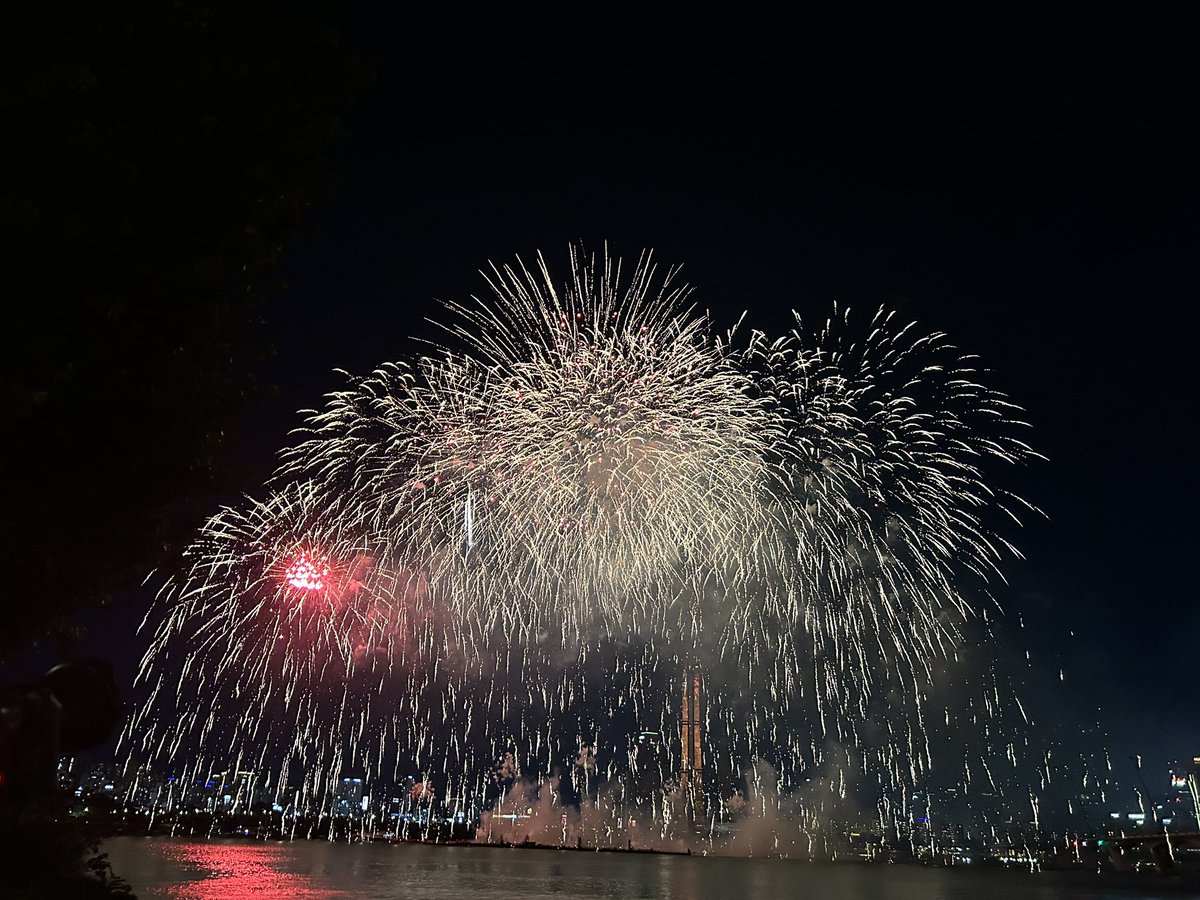 tlsepfpfn's tweet photo. 불꽃 축제에 카메라 들고가서 핸드폰으로 열심히 찍음 청년,,,, 영국꺼 매우 조금과 한국꺼 매우 조금 찍음…. https://t.co/ux06YbUR4I