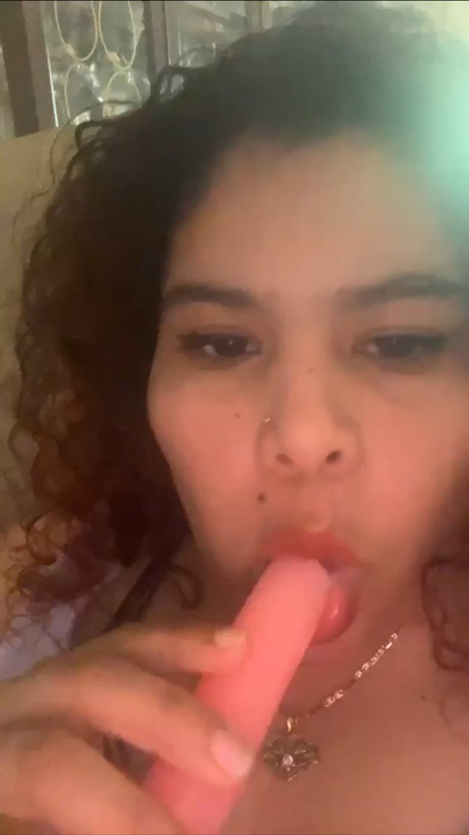 Joselinsorexte's tweet photo. #fypシ゚viral con ganas de chupar algo más grande 🍆🥒🍌 https://t.co/KaMM9csau9