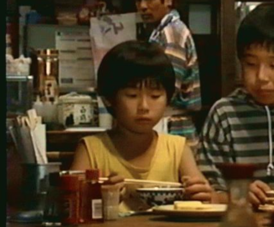 asami_meguru's tweet photo. ノライヌ須川圭一
青島くんが刑事として最初に逮捕(補導)した万引き犯。
理由は「お金がないから」
歳末特別警戒スペシャルで再会。会うのは三度目。
演じた森廉さんは『お金がない！』で織田裕二さんの弟役。
それを知ってると「君…どっかで」の台詞が切ない
#踊る大捜査線
#踊る大捜査線THEMOVIE3 https://t.co/XhKYn6faMZ