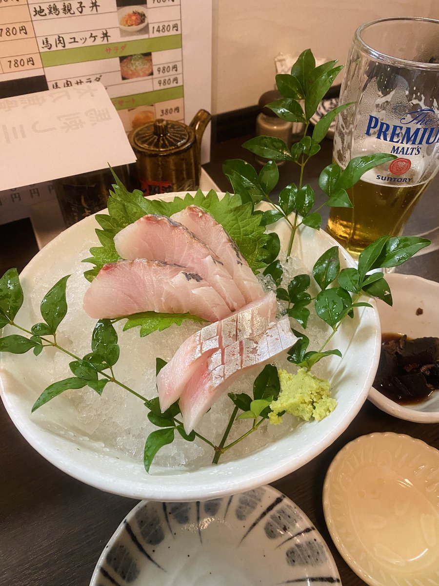 eritttttter's tweet photo. 生ビー、シマアジ刺し、瓶ビー、海老刺し、太刀魚フライ、ラー https://t.co/X2hMKzC6fp