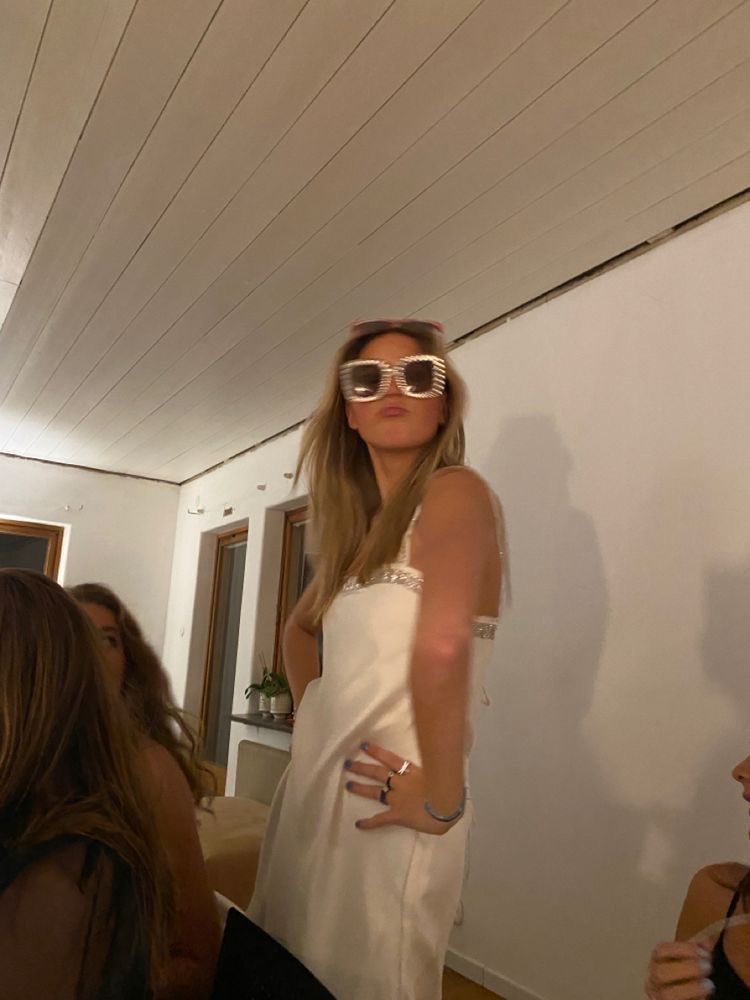 rockinggrobin's tweet photo. happy birthday to my best friend in the whole world. you’re the biggest ray of sunshine and i hope you have the best birthday ever because you deserve it https://t.co/9EfM4cEpNg