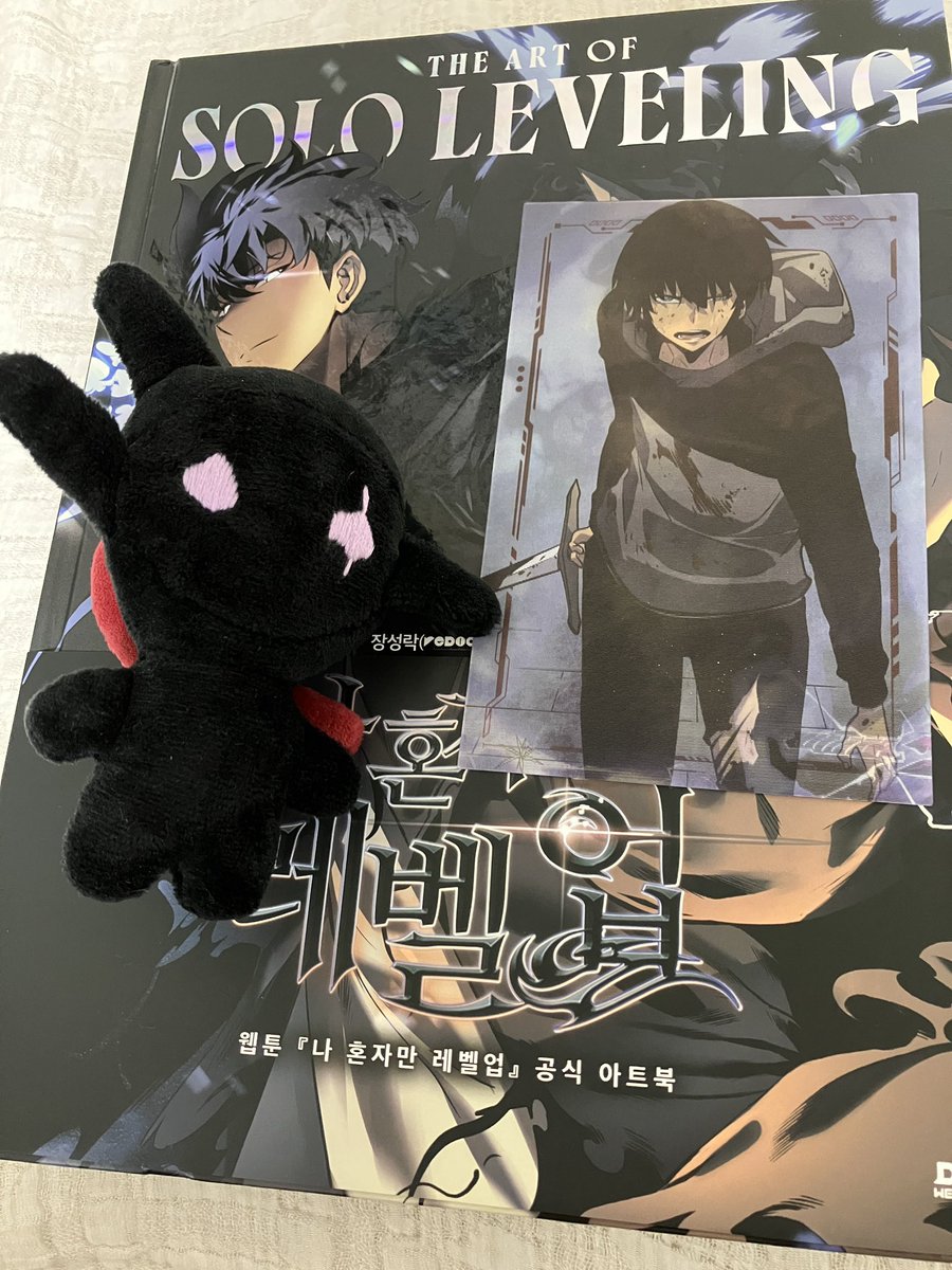 nu_mi_or's tweet photo. とりあえず文字とか翻訳機使いつつ読みました！
やっぱベタの使い方かっこよくてｽｹﾞｰてなった✋
本編だけかと思ったら、護くんとか外伝とか俺アラとかちょこっと載っててよかった☺️
見たこない旬もいくつかあったり…

旬のイラストでっかく見れてサイコーでした✨ https://t.co/nDL7m9lJTA