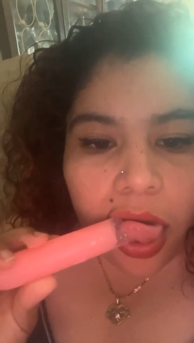 Joselinsorexte's tweet photo. #fypシ゚viral con ganas de chupar algo más grande 🍆🥒🍌 https://t.co/KaMM9csau9