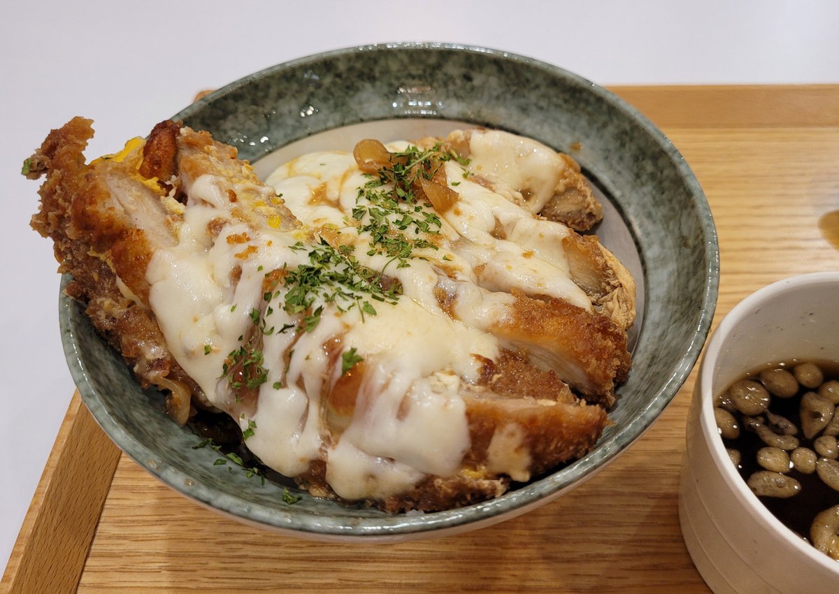 SlaterChae1's tweet photo. @konsenoah #紺瀬のあもっと食べろ

チーズカツ丼。 https://t.co/ibGFr6EB7H