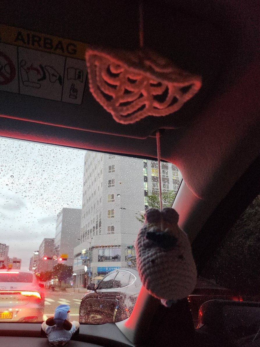 lnyn1101's tweet photo. 🦕이제야 올리는  이벤트 후기!!💙
롱카게를 늘 살까 말까 고민 하다가 못사고 못사다 내인생의 첫 롱카게 이렇게 정성스러운 뜨개질 롱카게!! 🩵

요즘 너무 바빠서 후기를 올려야지 올려야지 하다 이제야 올려요 
씬롱존에 이쁘게 모셨다가 여행갈때 스파이맫 롱카게와 함께 이쁜 사진 많이 많이 찍어 보겠습니다!!

일반 토카게와 또 다른 매력은 스파이더맨 🕸처럼 거미줄🕸🕷?처럼 만드셔서 너무 특색 있고 특별한거 같아서 더 의미 있던거 같습니다!!
다시 한번더 이벤트 열어 주셔서 감사합니다 🙇‍♀️🫶🩷 @yesssgonggakso