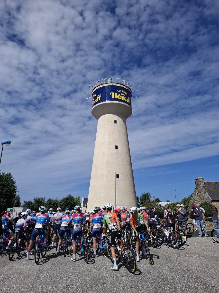 JeanHenaffSA's tweet photo. @Toutcommence29 Ladies Classic 🚴‍♀️
130 coureuses
21 équipes 
10 nationalités 
54 000 boites pour  le podium 

#cyclist #womancycling #henaff https://t.co/bF7D2464W0