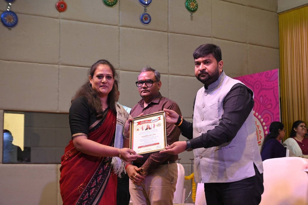 kheda_deo's tweet photo. ગુજરાત સરકારના શિક્ષણ વિભાગ દ્વારા બ્રહ્માકુમારી,નડિયાદ ખાતે આયોજિત ખેડા જિલ્લા શ્રેષ્ઠ શિક્ષક પારિતોષિક વિતરણ સમારોહમાં શ્રેષ્ઠ શિક્ષકોને પારિતોષિકથી સન્માનિત કરવામાં આવ્યા.બ્રહ્માકુમારીના પૂર્ણિમાબહેન, ધારાસભ્યશ્રી રાજેશભાઈ ઝાલા, જિલ્લા પંચાયત પ્રમુખશ્રી,  ચેરમેનશ્રી હાજર રહ્યા https://t.co/glhrzLvcbp