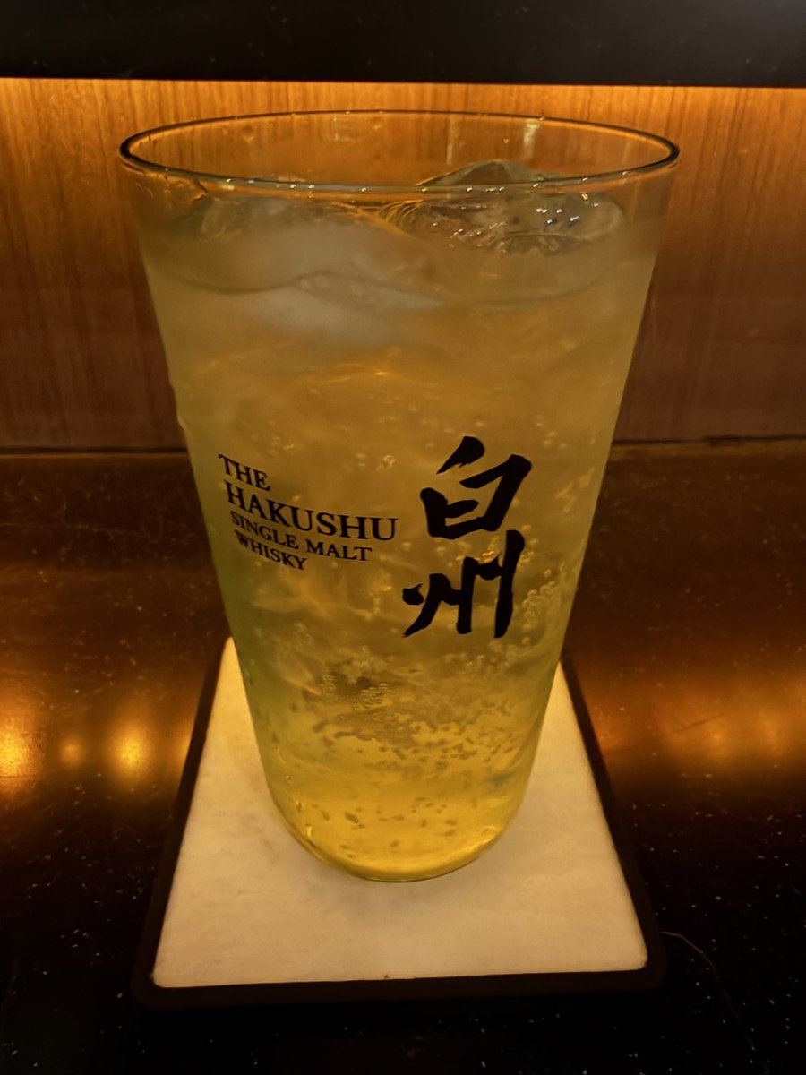 offshore2333's tweet photo. シンガポールで1人飲み🍺ボトル入れちゃった🧴 https://t.co/nSeNQf41nd