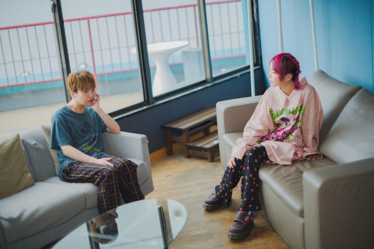 LiSA_OLiVE's tweet photo. GENGENと話したくてお話し受けさせてもらった対談📖
おんなじ時代にそれぞれで名古屋にいたことを答え合わせしたり別ルートを辿ったげんげんと TRUST RECORDSとのことを聞かせてもらったような時間でした📖楽しかった◡̈こんなに素敵なお話しをこーくんはちゃんときて聞いたほ方がいいと思います🤫

実はしっかりしていてこんなにかっこいい名古屋のバンドマンが仲間だと感じてくれていることがとっても誇り。

明日はそんな誇りと感謝しかない名古屋のフェス「TREASURE05X」に出演します。もれなく04 Limited Sazabysもおんなじ日♡⃛
ラストラグーナ、しっかり感謝を込めて全力で精一杯お届けします。よろしくね。泳ぐか🐟

宇宙船みたいな写真めちゃ面白いんやけど
https://t.co/UDhLWWmN2E