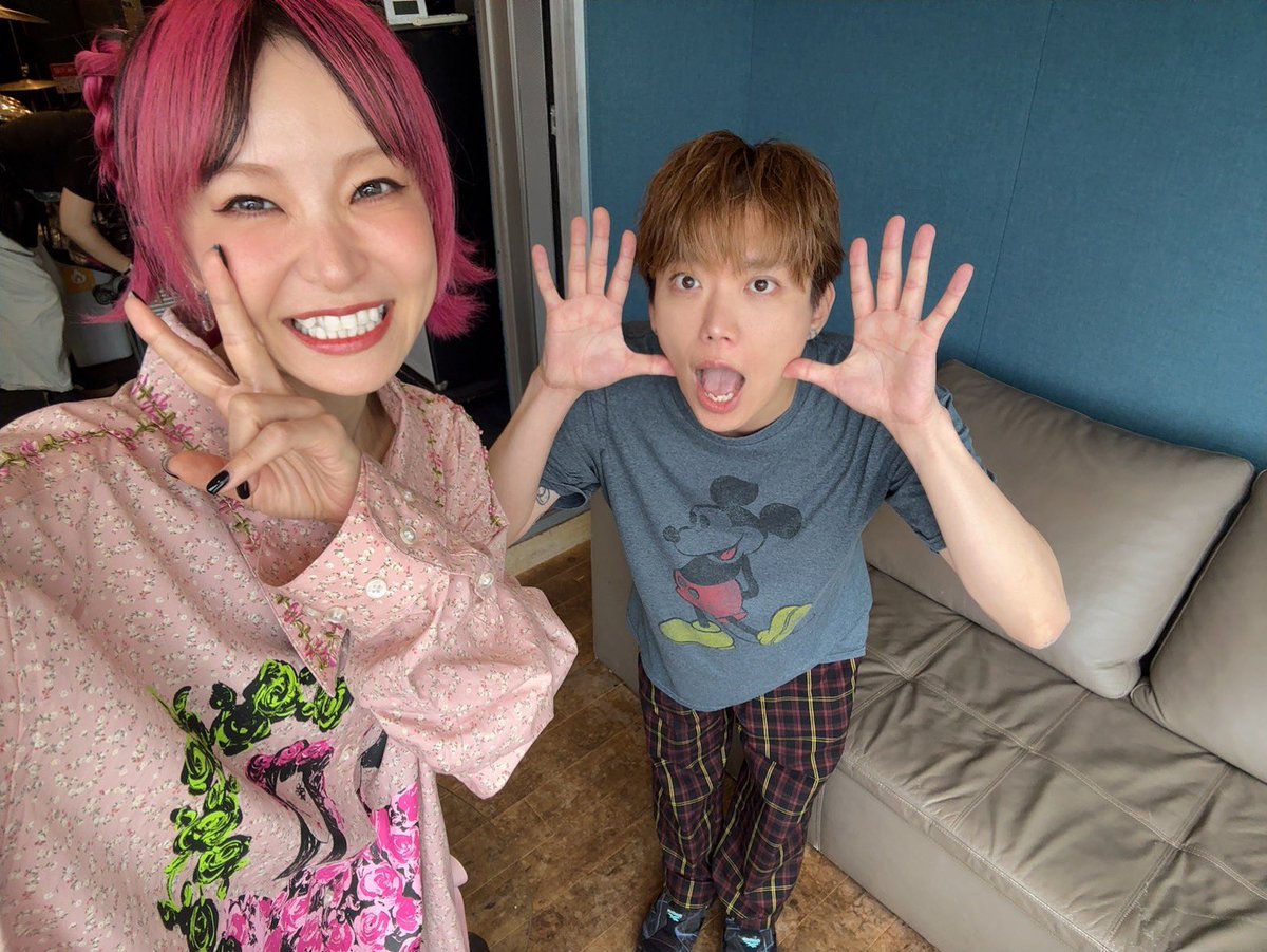 LiSA_OLiVE's tweet photo. GENGENと話したくてお話し受けさせてもらった対談📖
おんなじ時代にそれぞれで名古屋にいたことを答え合わせしたり別ルートを辿ったげんげんと TRUST RECORDSとのことを聞かせてもらったような時間でした📖楽しかった◡̈こんなに素敵なお話しをこーくんはちゃんときて聞いたほ方がいいと思います🤫

実はしっかりしていてこんなにかっこいい名古屋のバンドマンが仲間だと感じてくれていることがとっても誇り。

明日はそんな誇りと感謝しかない名古屋のフェス「TREASURE05X」に出演します。もれなく04 Limited Sazabysもおんなじ日♡⃛
ラストラグーナ、しっかり感謝を込めて全力で精一杯お届けします。よろしくね。泳ぐか🐟

宇宙船みたいな写真めちゃ面白いんやけど
https://t.co/UDhLWWmN2E