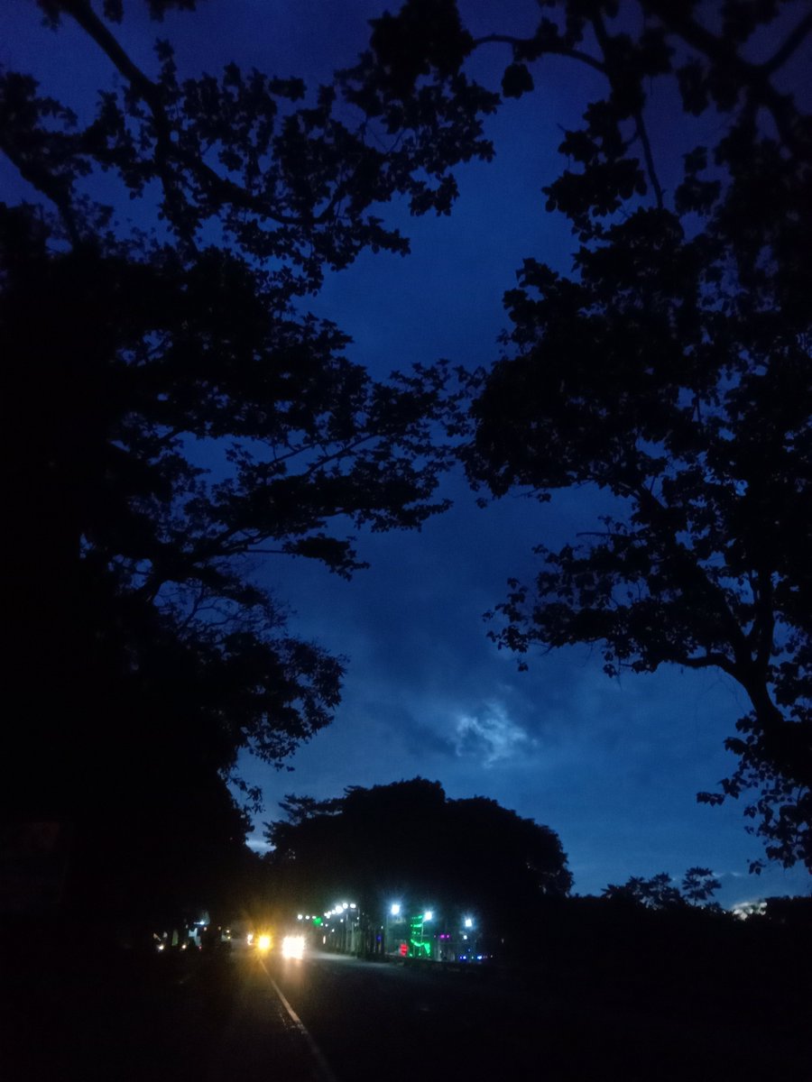 nyctophile00___'s tweet photo. Sky above, earth below, peace within 🤍 https://t.co/aCxH2KGxrH