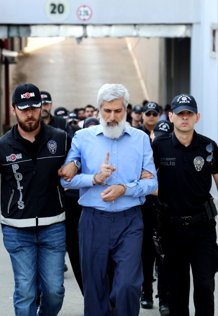 Sayar8001's tweet photo. "Gelmiş bahar, geçmiş yazlar, neyleyim,

- Hocamı haksız yere aldılar,

- Doğruyu demeyen dilleri neyleyim.

- Gönül ondan öğrendi edebi, feyzi,

- Hakka çağırmayan yolları neyleyim..."

AlparslanHocayaÖzgürlük
SemraHocayaÖzgürlük https://t.co/7aIwA01Xe0