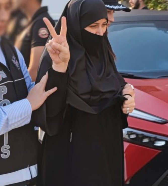 Sayar8001's tweet photo. "Gelmiş bahar, geçmiş yazlar, neyleyim,

- Hocamı haksız yere aldılar,

- Doğruyu demeyen dilleri neyleyim.

- Gönül ondan öğrendi edebi, feyzi,

- Hakka çağırmayan yolları neyleyim..."

AlparslanHocayaÖzgürlük
SemraHocayaÖzgürlük https://t.co/7aIwA01Xe0