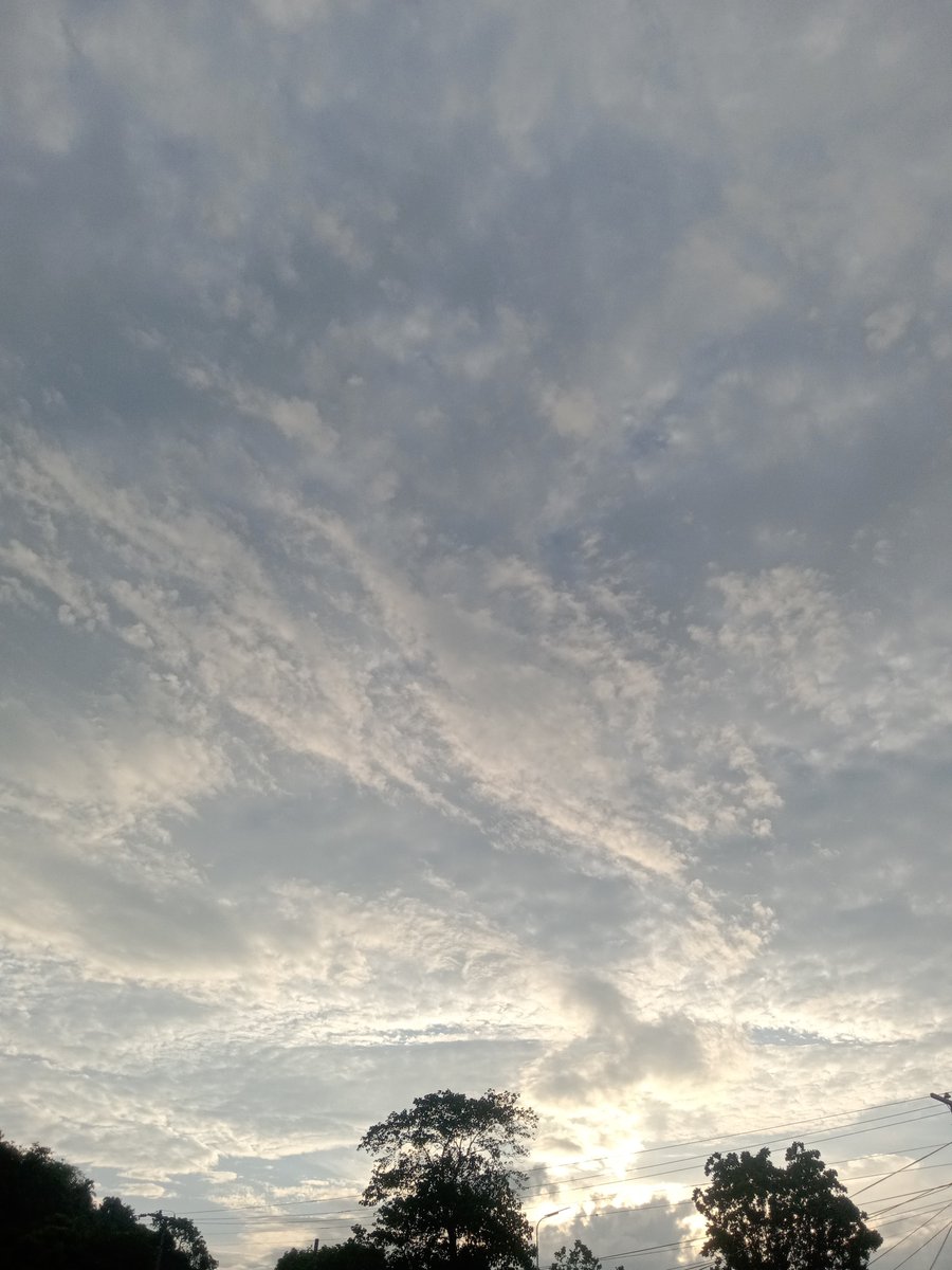 nyctophile00___'s tweet photo. Sky above, earth below, peace within 🤍 https://t.co/aCxH2KGxrH