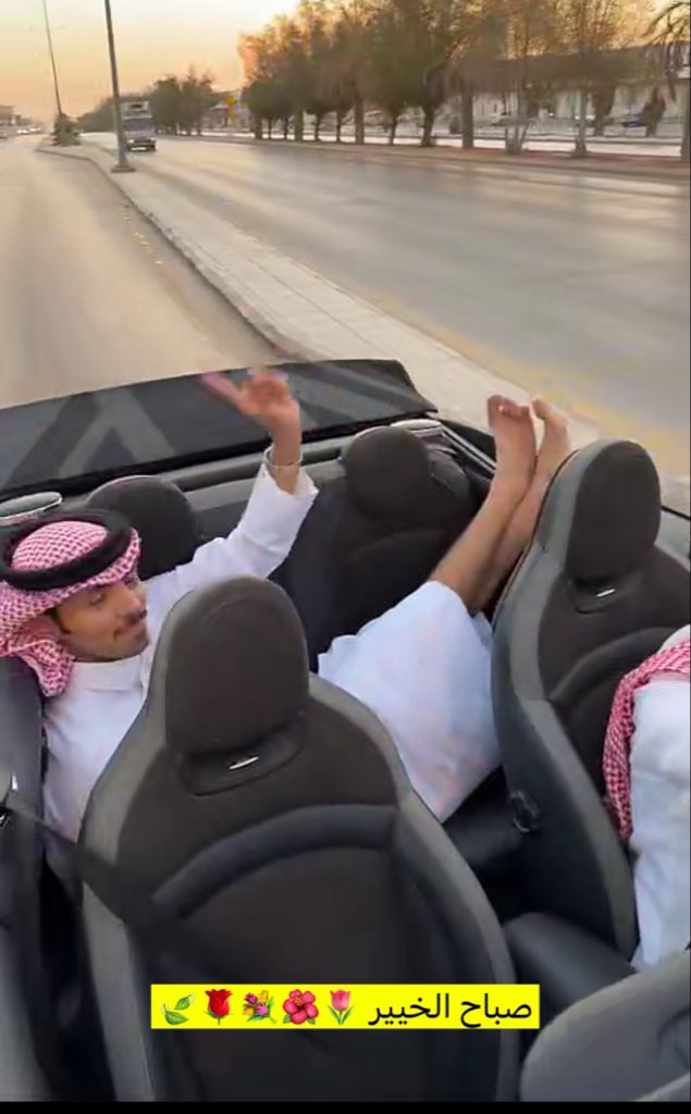 SekmGgaa's tweet photo. هو ليش ماخذ راحته بزياده ومعامل الرياض كنها حوش بيتهم هههههههههههههههه
#دحام_الضحيك https://t.co/fYRmuO8b8G