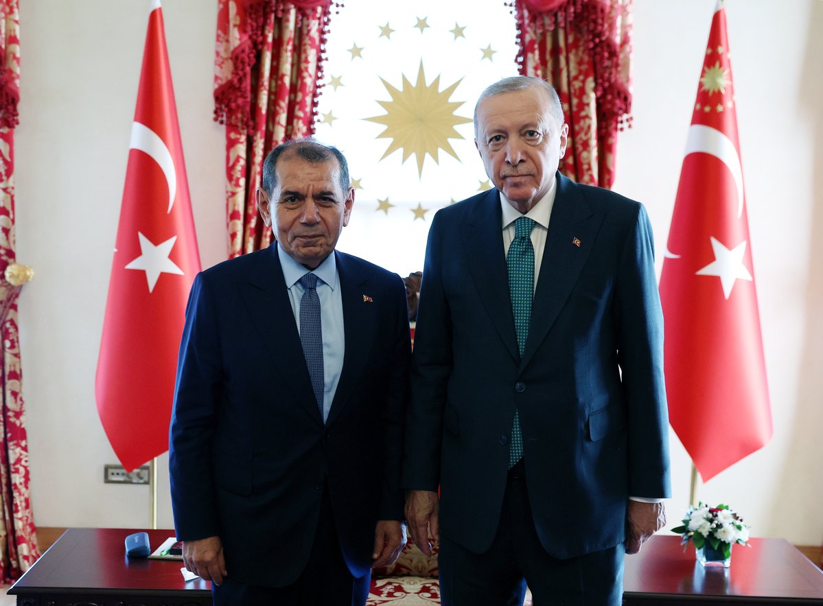 RTEdijital's tweet photo. Cumhurbaşkanımız Sayın @RTErdogan, Galatasaray Spor Kulübü Başkanı Dursun Özbek ve Yönetim Kurulu üyelerini Cumhurbaşkanlığı Dolmabahçe Çalışma Ofisi'nde kabul etti. https://t.co/6Mxo6aLRNN
