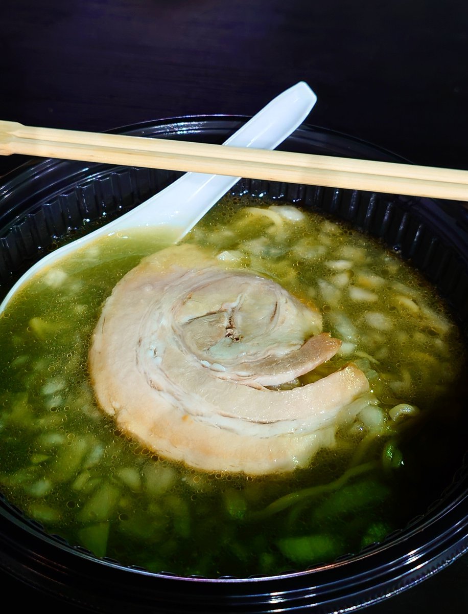 cap_mon_camp's tweet photo. VONDSいちはらーめんは緑色🍜 https://t.co/VtOInlOB3r