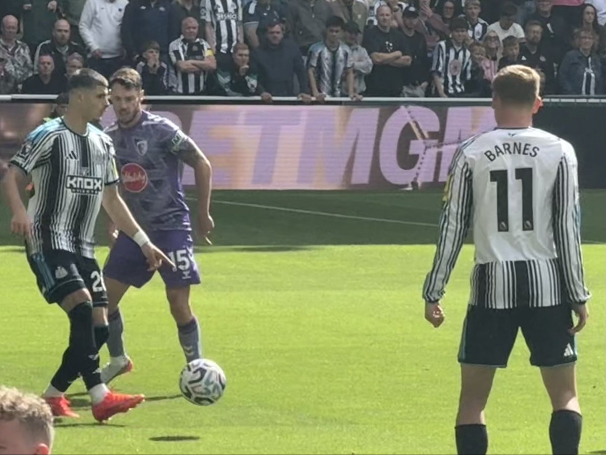 AddingRandomWit's tweet photo. Late draw rescued after a tepid opening hour full of mistakes. Bournemouth good 1st half, 2 fortuitous goals (foul &amp; deflection). We showed character and belief last 30.

Scandalous refereeing, held both teams to different standards.

Stunning Barnes curler. Still unbeaten. #NUFC https://t.co/KKWsrE95CT