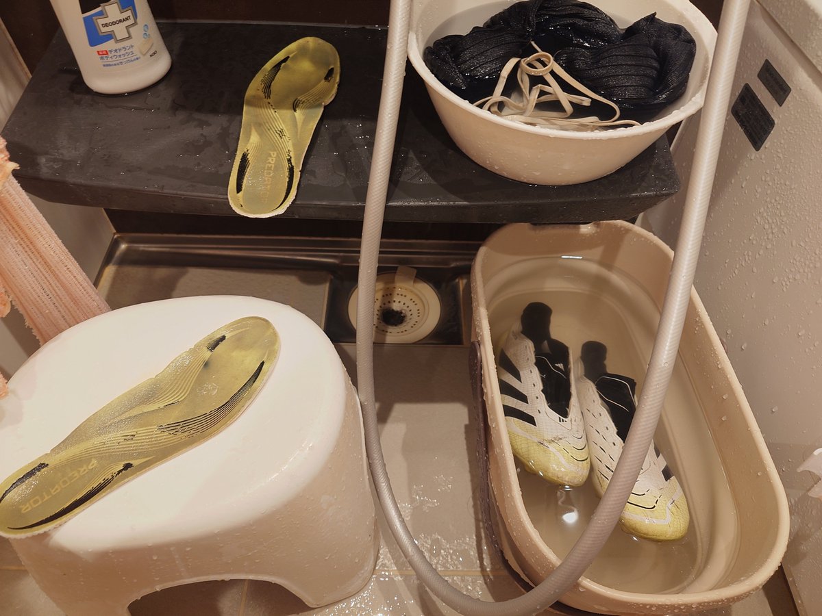 kcs_order's tweet photo. 帰宅後に最初にやることと言えば息子のサッカースパイクを洗うことしかないよな！ https://t.co/lbEzWVzmu2