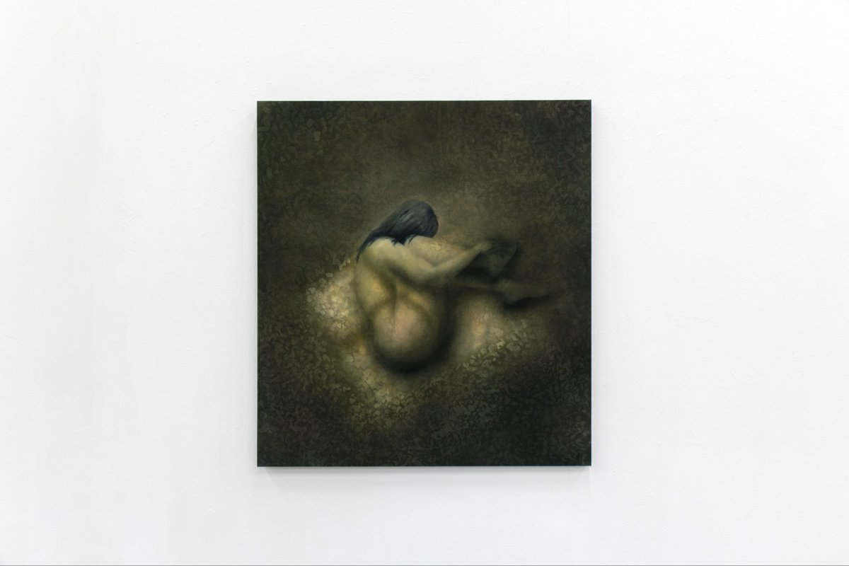 qulst0's tweet photo. 脱蝋後にソーピングという蝋による染みを取る作業をしないことで、バロック絵画のような明暗差をつける表現にチャレンジしました。
今回はソーピングしたものを展示しましたが、今後もっと染色技法を用いて絵画的な表現を追求できたら良いなと思っております😌
写真はソーピング前のものと下図です https://t.co/fDSV2ncbUN
