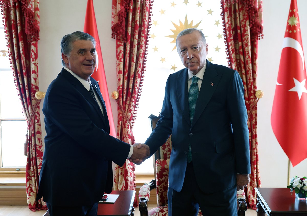 RTEdijital's tweet photo. Cumhurbaşkanımız @RTErdogan, Beşiktaş Jimnastik Kulübü Başkanı Serdal Adalı'yı Cumhurbaşkanlığı Dolmabahçe Çalışma Ofisi'nde kabul etti. https://t.co/caZCLTcL6F