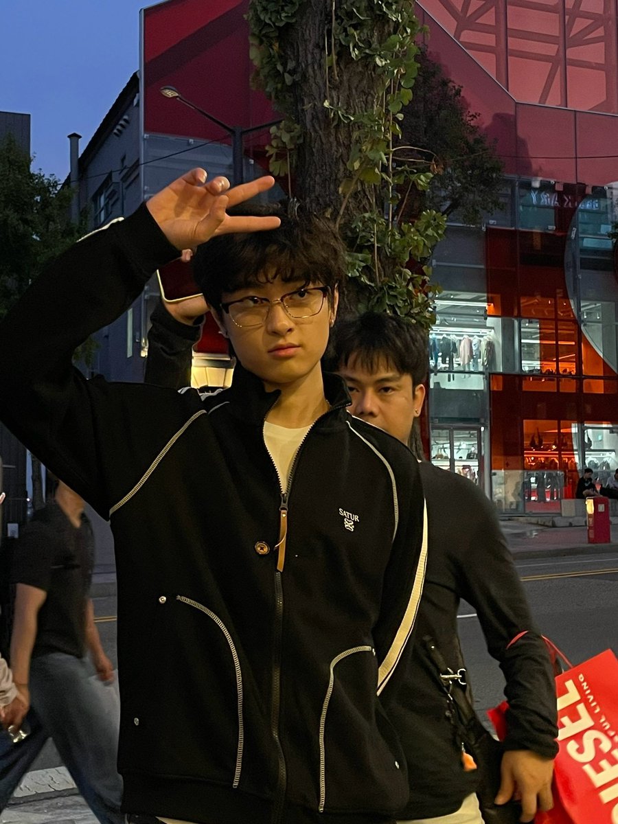 webfoundtheeone's tweet photo. he's so cool and cutie at the same time @waavetnp https://t.co/6YbZaDg5JL