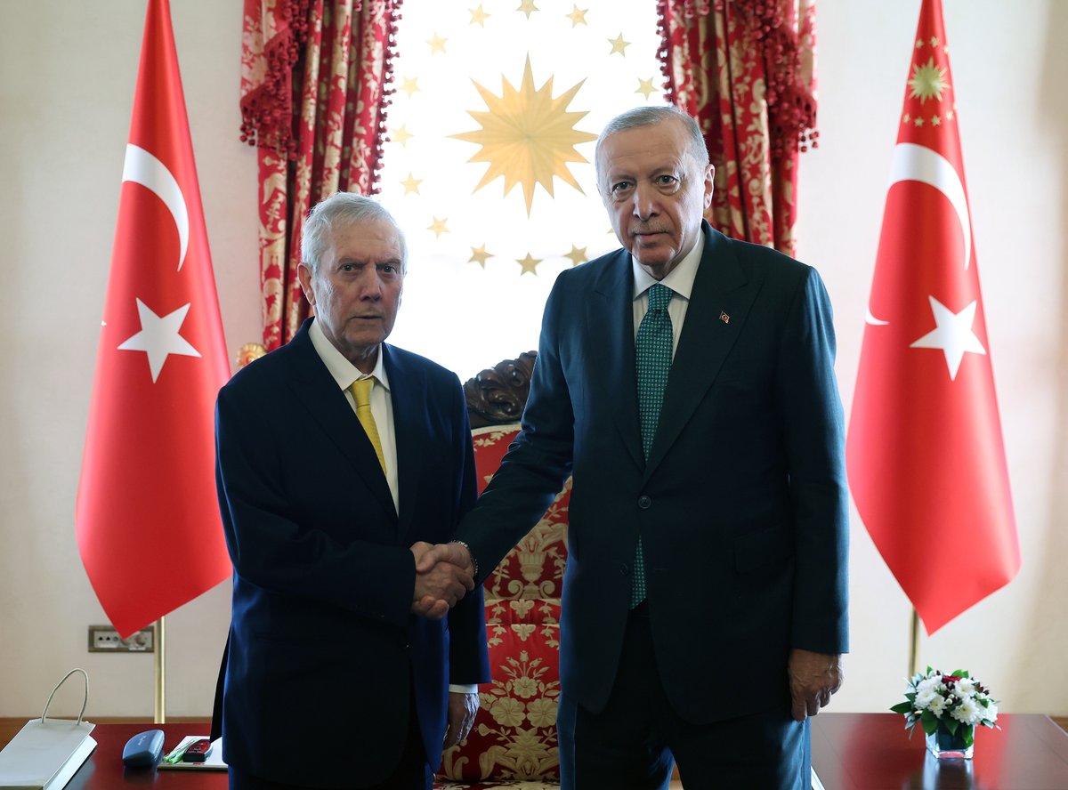 RTEdijital's tweet photo. Cumhurbaşkanımız Sayın @RTErdogan, Fenerbahçe Spor Kulübü Başkanı Aziz Yıldırım ve Yönetim Kurulunu Cumhurbaşkanlığı Dolmabahçe Çalışma Ofisi'nde kabul etti. https://t.co/lPP41PPj5e