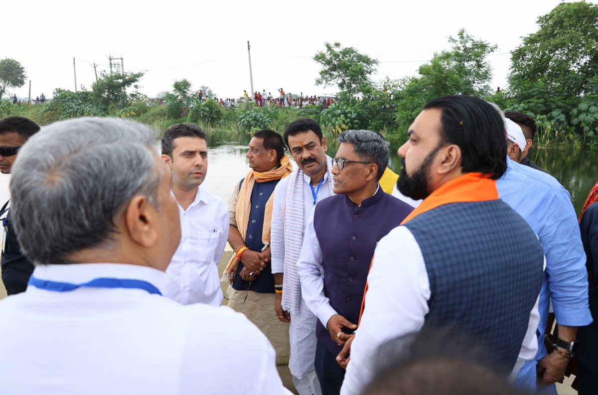 samrat4bjp's tweet photo. बेगूसराय में संभावित बाढ़ की तैयारियों को लेकर माननीय केंद्रीय मंत्री श्री @girirajsinghbjp जी के साथ प्रशासनिक पदाधिकारियों की समीक्षा बैठक की।

बाढ़ से बचाव एवं आमजन की सुरक्षा को सर्वोच्च प्राथमिकता देते हुए तैयारियों, संवेदनशील क्षेत्रों में सतर्कता, तटबंधों की निगरानी तथा राहत एवं बचाव कार्यों की समीक्षा की। अधिकारियों को निर्देश दिया कि सभी आवश्यक व्यवस्थाएं समय रहते पूरी कर ली जाएं, ताकि बाढ़ की स्थिति में लोगों को किसी प्रकार की परेशानी न हो।