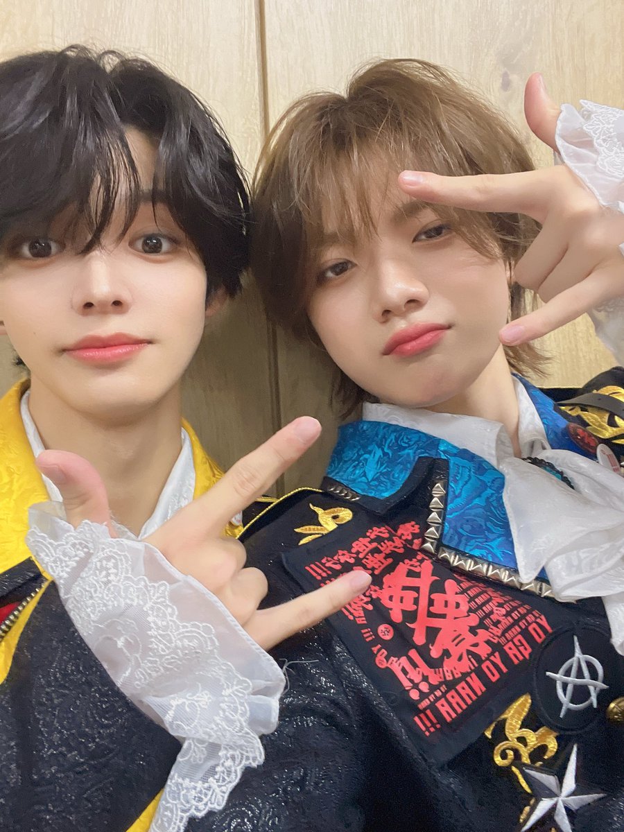 kose_shinyogayo's tweet photo. ツアーグッズの事前発売がスタートしました！
どのグッズもかっこいいので皆んなチェックしてみてね！
https://t.co/LoZJAJPScD 
なんかこの写真俺の顔おもしろい笑
＃真世が世 https://t.co/mywHemCyOk