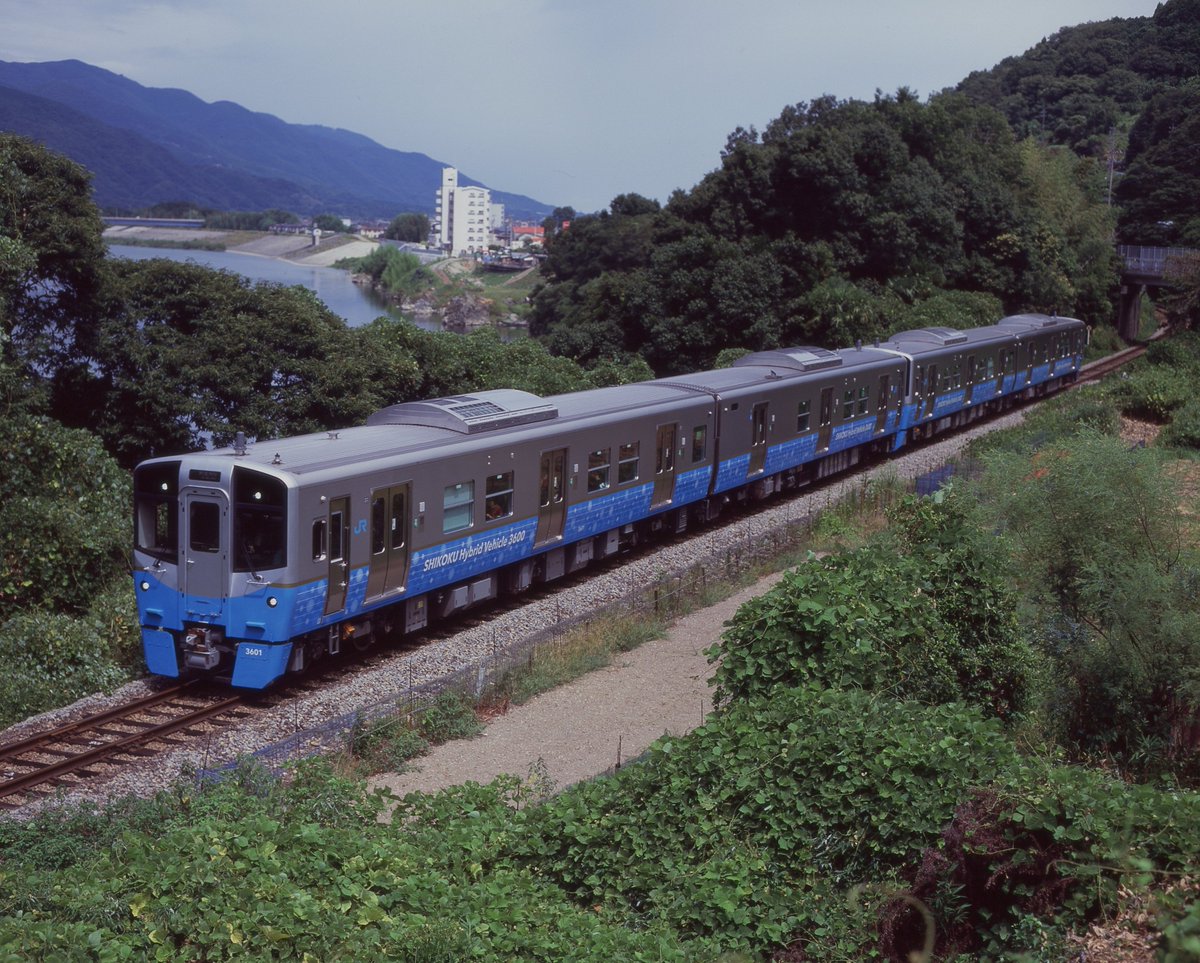 223Y_twit's tweet photo. 最近撮影分の現像ができました。長い3600系の記録。PENTAX67Ⅱ RVP100＋1 https://t.co/TdlEwMvOKY