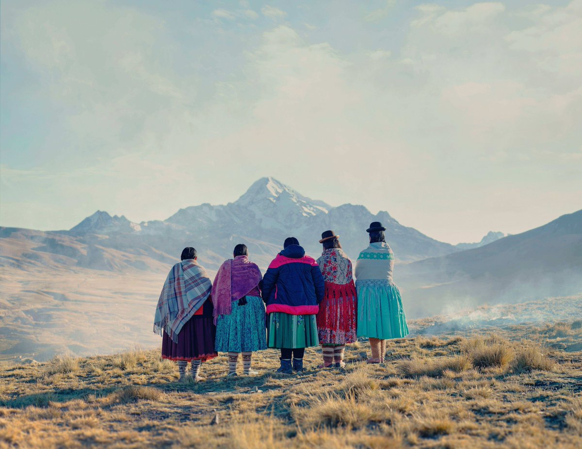 UNESCOmvdo's tweet photo. 🏔️ En el Día Internacional de las Mujeres y las Niñas Indígenas del Mundo, celebramos la historia de Lita González y las Cholitas Escaladoras de Bolivia 🇧🇴. “Somos mujeres, indígenas y montañistas. Decidimos que la cima también nos pertenece”, afirma Lita, fundadora de este colectivo que alza la pollera como bandera en lo más alto del Aconcagua.

Su historia de herencia, coraje y transformación inspira a nuevas generaciones a desafiar prejuicios, romper barreras y conquistar nuevos horizontes.

Conoce su historia aquí: https://t.co/h8sihk70BS