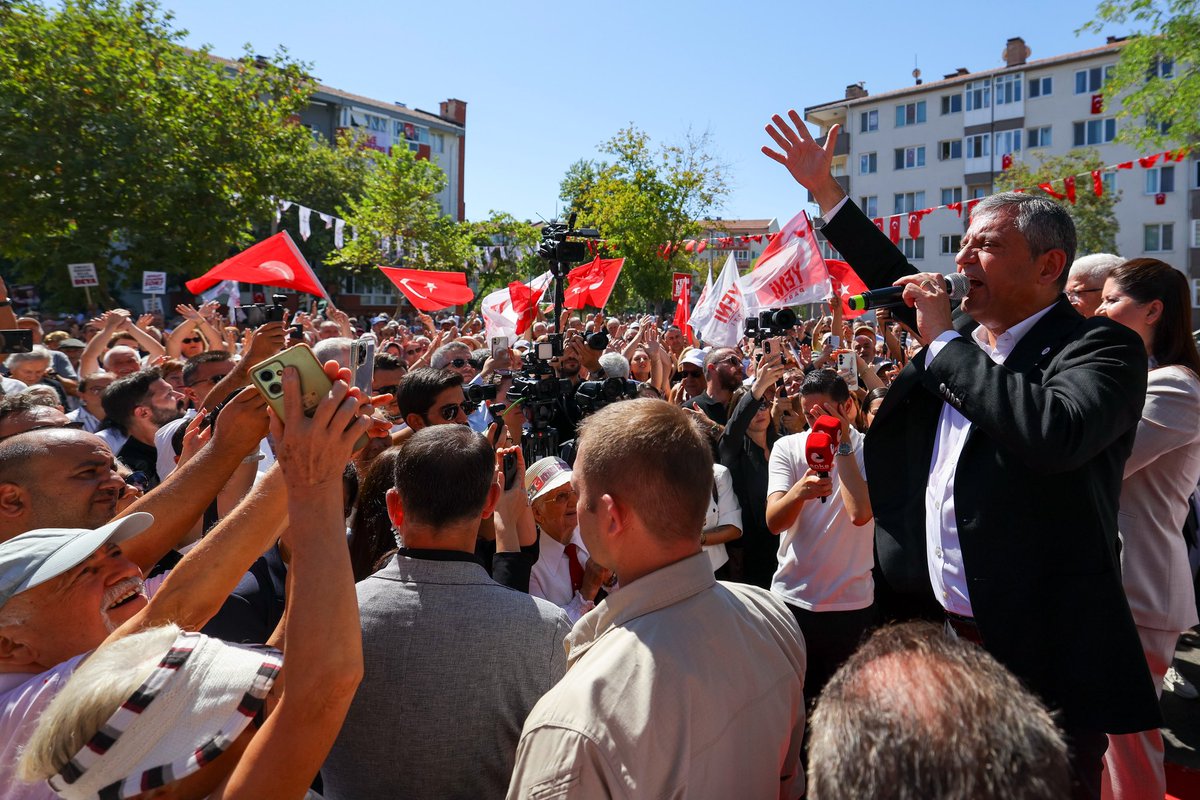 yepyenigenclik's tweet photo. Edirne dakikaları sayıyor.

Bir büyük umut ve çabayla, Türkiye'nin genç ve YENİ iktidarına kalan dakikaları sayıyor.

Genel Başkanımız Özgür Özel ile birlikte Edirne'nin esnafıyla, emeklisiyle ve bütün güzel insanlarıyla bir araya geldik.

📍Edirne https://t.co/8Khs5YIgw8