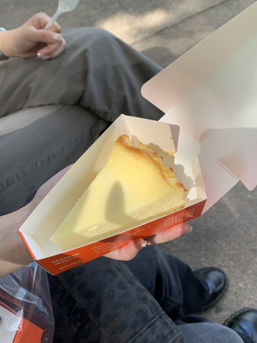 ei8htyx's tweet photo. 크리스엄마 치케 좀 하시네 ㅋㅋ
그동안 내가먹어본 치케중에젤맛있뜸..(내기준,시비ㄴ)
결국 집에서 먹으려고 두개 포장해갔어요ㅎ
클래식이랑 브라우니 먹었는데 갠적으로 클래식이 더 취향 브라우니도 맛있음!!!!🕺🕺 https://t.co/vcn1ZTqW68