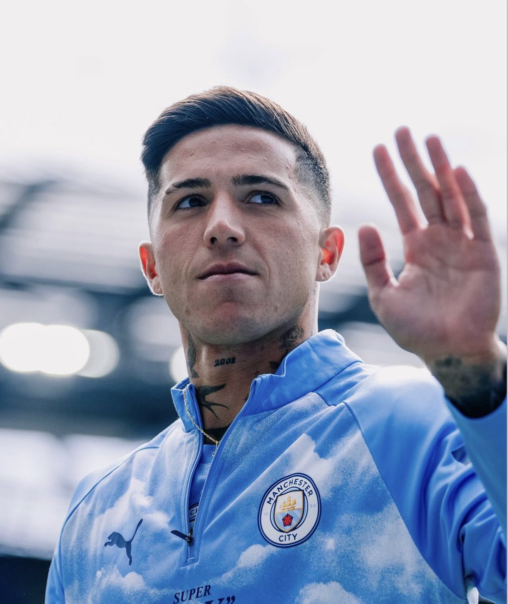 FabrizioRomano's tweet photo. 🚨🇦🇷 Enzo Fernández starts for Manchester City.

Immediately in the starting XI following a physical issue for Nico O’Reilly during the warm up today. https://t.co/Csnpoe1QUm