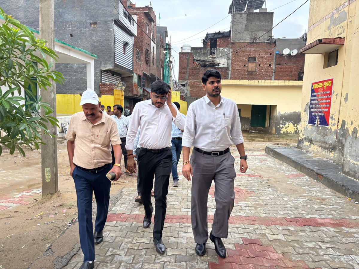 ChiefGhaziabad's tweet photo. श्री कुमार सौरभ, मुख्य विकास अधिकारी गाजियाबाद द्वारा राजकीय बालिका इंटर कॉलेज, प्रेमनगर, लोनी का निरीक्षण किया गया। @CMOfficeUP @ChiefSecyUP @CommissionerMe3 @dm_ghaziabad @UpRuralDev @InfoDeptUP https://t.co/vhE7ZxdngQ