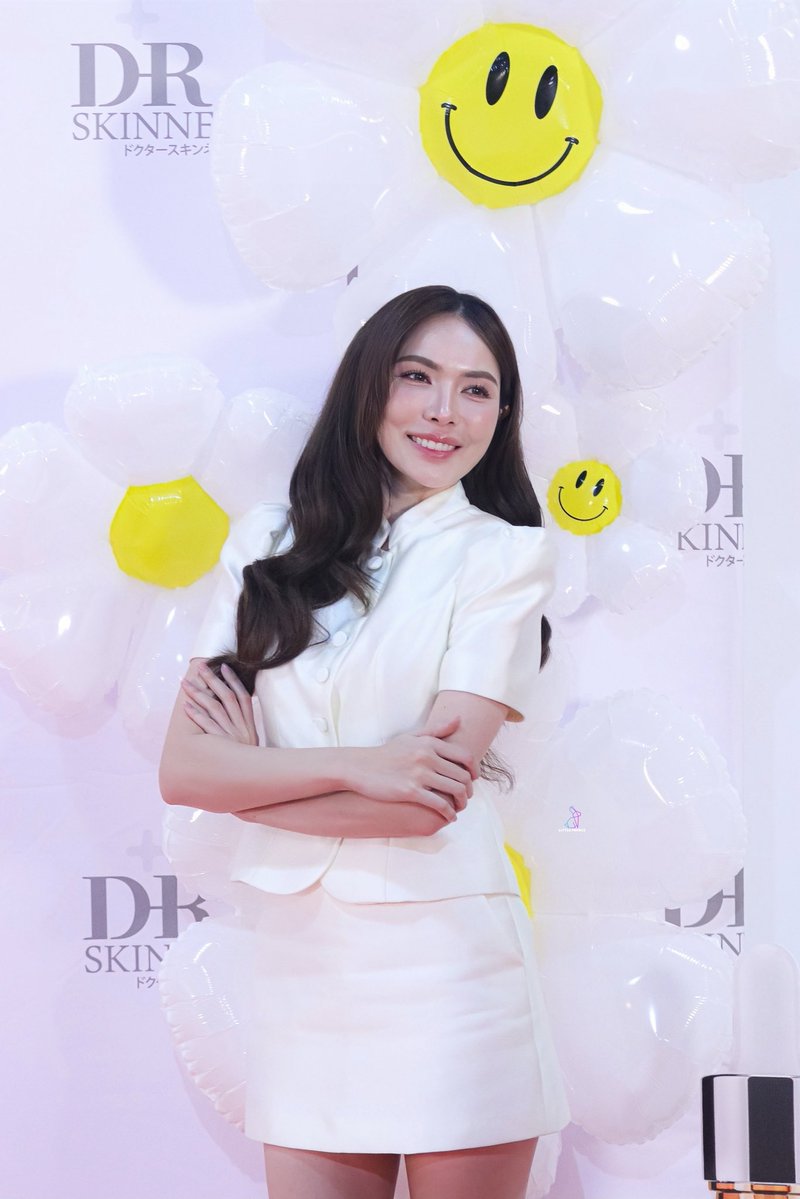 Mandumeokoon's tweet photo. Bright smile, glowing skin, and good vibes only

CL ICONIC SKIN RESET
#CharlotteAustinXDrSkinne @itscharlotty https://t.co/1vvLj7EiFY
