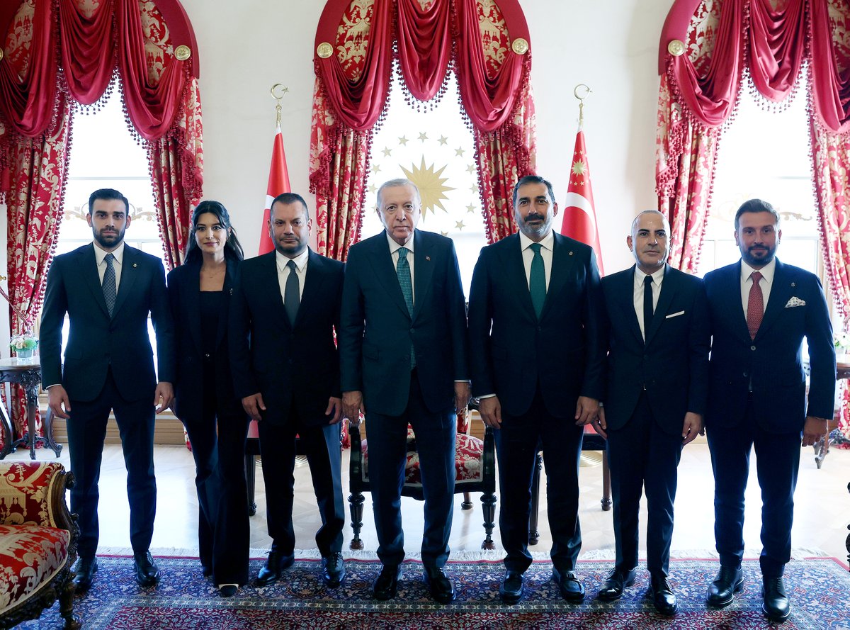 RTEdijital's tweet photo. Cumhurbaşkanımız Sayın @RTErdogan, Trabzonspor Kulübü Başkanı Ertuğrul Doğan ve Yönetim Kurulu üyelerini Cumhurbaşkanlığı Dolmabahçe Çalışma Ofisi'nde kabul etti. https://t.co/ldnmwVRttN