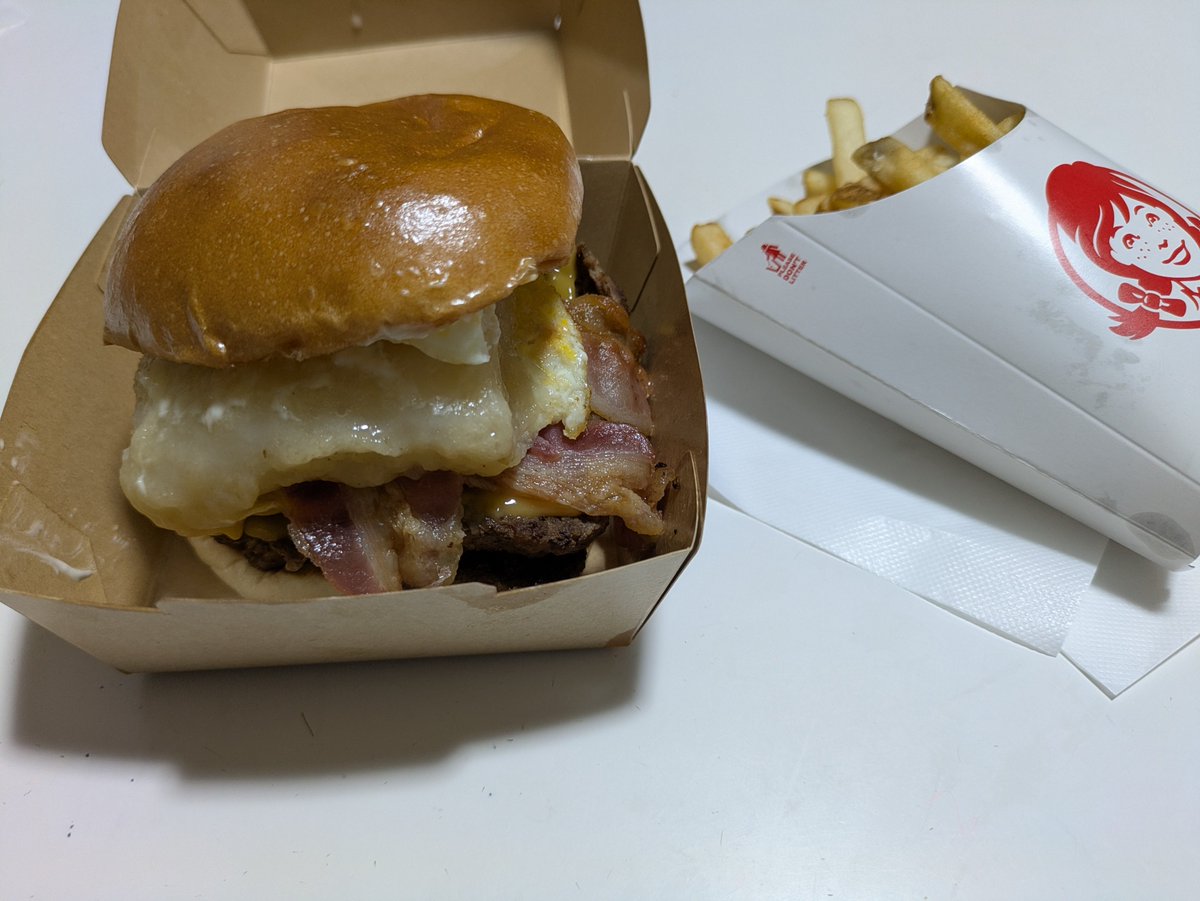 omoti0816's tweet photo. リミスタでかえちゃんとひなちゃんが話してたウェンディーズのおもちバーガー(NY月見もっち®バーガーダブル )早速食べてみました。
ウェンディーズほぼ初めてだったけど、予想以上におもちで美味しかった!
写真はおもちバーガーの話をしていた時のかえちゃんとひなちゃん
＃リミスタ　＃PassCode https://t.co/sR1afkyM6p