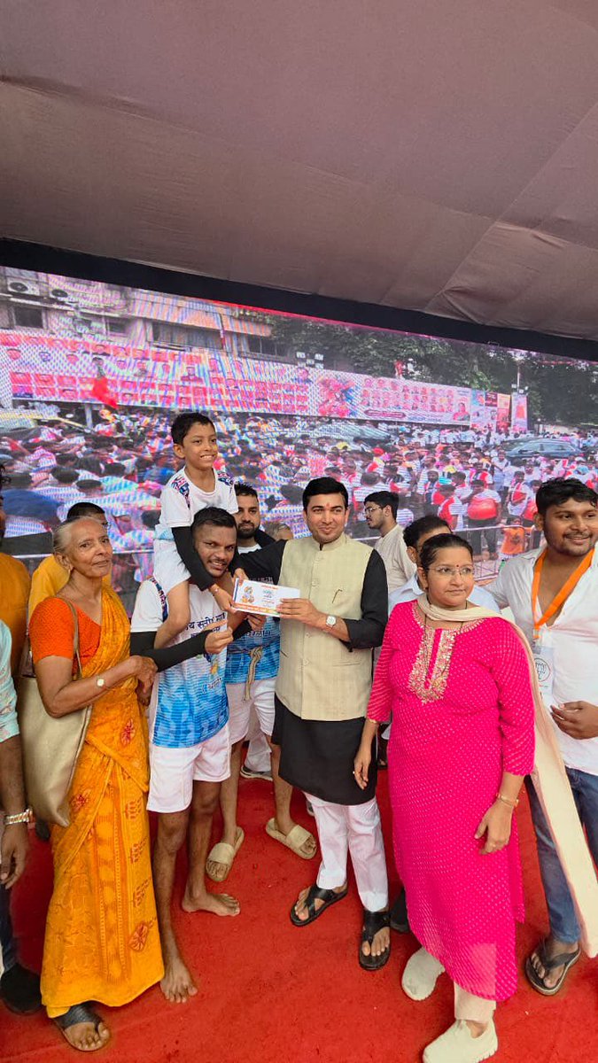 pawantripathi_'s tweet photo. 📍वरळी

हत्ती घोडा पालखी, जय कन्हैया लाल की 🙏🏻
गोविंदा आला रे आला 

राजयोग प्रतिष्ठान, मुंबई यांच्या वतीने आयोजित ‘वरळीकरांच्या हक्काची दहीहंडी उत्सव २०२६’ मध्ये उपस्थित राहून गोविंदा पथकांचा उत्साह वाढविला.

या प्रसंगी आयोजक व मुंबई भाजपा कार्यकारिणी सदस्य श्री. दीपक सावंत जी, श्री. मदन गुप्ता जी आणि श्रीमती आरती पुगावकर जी उपस्थित होते.

दहीहंडीचा उत्साह, श्रीकृष्ण भक्ती आणि सामाजिक एकजुटीने भारलेला हा सोहळा अविस्मरणीय ठरला.

#DahiHandi #GovindaAalaRe #JaiShreeKrishna #BJP #Mumbai